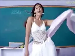 भव्य महिलाओं को दिखा ...