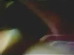 एक गर्भवती लड़की कुछ ...