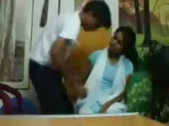 बड़े स्तन के साथ युव ...