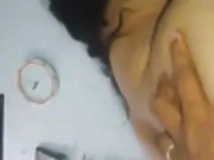 बड़े स्तन के साथ प्य ...