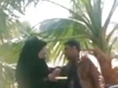 विशाल स्तन के साथ Re ...