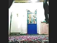 शरारती नृत्य के साथ  ...