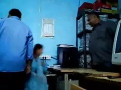 बड़े स्तन के साथ गर् ...